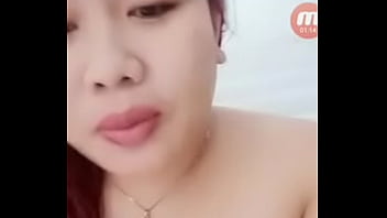 Gadis Indonesia Panas Memamerkan Payudara Besar Dan Memuaskan Diri Sendiri