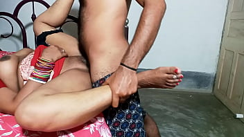 पत्नी के ऑफिस जाने के बाद पति ने गरमागरम नौकरानी को जमकर चोदा