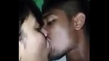Gadis Desi Panas Berciuman Menggairahkan