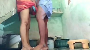 Tante Desi Digoyang Keras Di Kamar Mandi