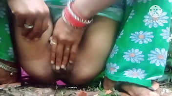 बीहड़ जंगल में देसी भाभी ने अपना रस टपकाया
