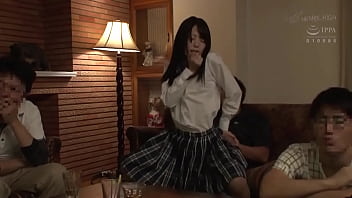 Menggoyang Di Sofa Sambil Main Game Ala Jepang Yang Panas