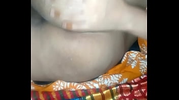 Sandhya Bhabi Yang Seksi Dari India Menggoyangkan Pantatnya Yang Montok