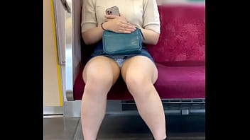 Wanita Tionghoa Menggoda Dengan Memperlihatkan Celana Dalamnya Di Kereta