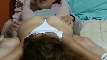 Kamera Tersembunyi – Masturbasi Bersama Ibu Tiri Latin Dan Anak Tirinya, Dia Mengerang Minta Ditiduri, Pria Muda Itu Menusukkan Kontol Besarnya Ke Dalam Memek Berbulu Yang Menggoda