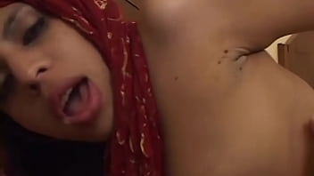 Suami Lagi Rapat, Istri India Ngesot Digilir Dua Kontol Gede