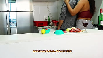 Julia Carioca, A Mamãe Noel Safada, Regou O Peru Do Cunhado No Natal Com Sua Boca Molhada E A Boceta Escorrendo De Tesão