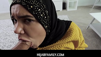 Adik Tiri Berhijab Membayar Utangnya Dengan Tubuh