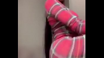 Gadis Asia Menggoyangkan Bokong Montoknya Yang Seksi Sambil Bergoyang Di Instagram Live, Mengikuti Irama Lagu Barunya Dengan Gerakan Mulut Yang Menggoda