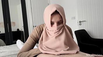Ibu Tiri Arab Membantu Putranya Yang Tangannya Patah Dengan Cara Yang Sangat Mesra