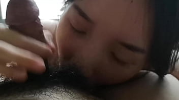Gadis Tiongkok Dengan Payudara Indah Memberikan Blowjob Yang Menggairahkan