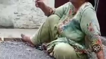 Tante Pakistan Tua Mesum Mengisap Dengan Gaya Seksi