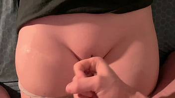 Kakak Tiriku Yang Masih Perawan Memintaku Untuk Memperlihatkan Kemaluanku Saat Kami Berbagi Ranjang