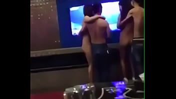 掃不掉的淫蕩！中國再爆情色ktv包廂 男女激戰「3p濕身遊戲」火辣裸照全流出