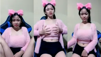 Syafirah Menggoda Dengan Baju Pink Ketat Yang Membuat Nafsu Bergelora