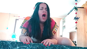 Ibu Tiri India Menggoda Anak Tirinya Di Dapur Dengan Rayuan Seksi