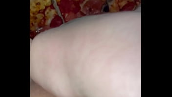 Gadis Arab Perawan Los Angeles Menggoda Dengan Pizza, Cokelat, Es Krim, Persik, Dan Keju Dalam Adegan Asmr Panas Penuh Nafsu