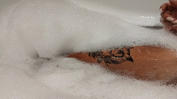 Mandi Panas Bareng Adik Tiri Yang Kulitnya Kecokelatan Sehabis Liburan Dari Turki