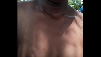 Gadis Desa Memamerkan Payudara Montoknya