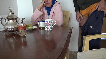 Ibu Tiri Arab Yang Seksi Diguyur Sperma Oleh Anak Tirinya Yang Sedang Masturbasi