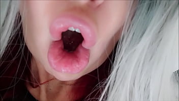 Anak Tiriku, Jangan Terus-terusan Melotot Ke Tubuhku Saat Aku Meregang Di Ranjang