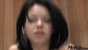 Suster Tiri Nakal Ngentot Dengan Cowok Yang Baru Dikenalnya Di Internet