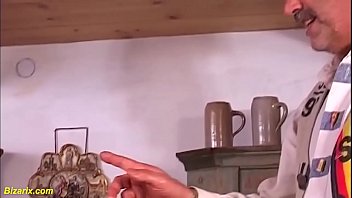 Ibu Jerman Dipuaskan Dengan Dua Kepalan Tangan Di Lubang Pantatnya