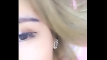 Gadis Cina Cantik Yoki Menggoda Memainkan Vagina Merah Mudanya Dengan Dildo