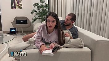 Berbagi Sofa Dengan Adik Tiriku Dan Menghisap Memeknya Tapi Aku Tak Cepat Mengeluarkan Kontol Dan Muncrat Di Dalam Memek