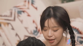 Gadis Sma Tiongkok Yuli Yang Seksi Dalam Seragam Digoyang Pacarnya Hingga Memeknya Basah.