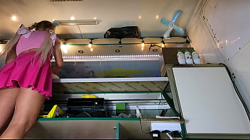 Mantap Nih Jalang, Pantatnya Menggoda Banget Saat Dia Membungkuk Ambil Barang Di Rak Bawah