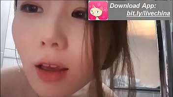 Gadis Tionghoa Manis Live Cam Masturbasi Di Kamar Mandi