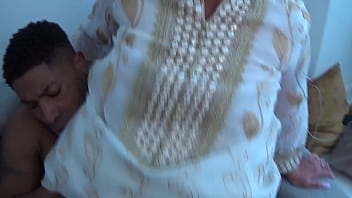 Istri Arab Yang Rela Berbagi Dengan Pria Bertongkat Besar