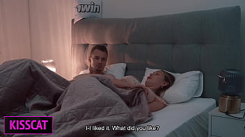 Bangun Pagi, Kontol Anak Tirinya Sudah Ada Di Genggamannya Setelah Bertengkar — Akankah Dia Menerima Crotan Di Wajah Di Ranjang Yang Sama?