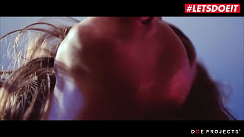 Henessy, Milf Rusia Yang Seksi Mengisap Susu Kental Dari Kekasihnya