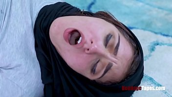 Gadis Berhijab Dihardiki Oleh Kakak Tiri – Jezebeth