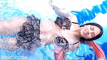 Helen Bintang Liburan: Rayakan Cinta Dengan Mulut Dan Rayuan Yang Menggoda