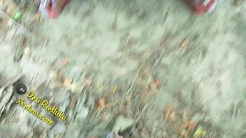 Gadis India Tersesat Di Hutan, Saree Terbuka Digoyang Hingga Klimaks