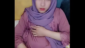 Gadis Solo Berhijab Yang Menggoda Dengan Gaya Tomboy