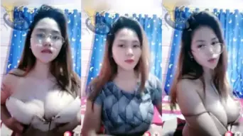 Gadis Muda Menggoda Mainkan Payudara Ranumnya Secara Live