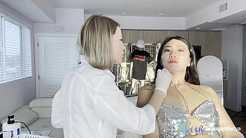 Kecantikan Asia Menikmati Lilin Panas Di Wajahnya Yang Mulus