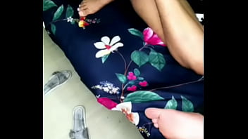 Gadis India Yang Menggoda Dengan Lekuk Tubuh Sensual Dan Tatapan Penuh Gairah