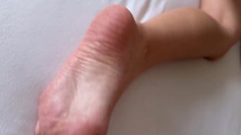 Berbagi Ranjang Dengan Adik Tiri – Bokong Besarnya Membuatku Tak Kuasa Menahan Diri, Tanpa Sengaja Kujantahi Lubangnya – Adik Tiri Terisi Penuh