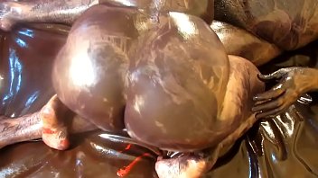 Bokong Besar Ibu Rumah Tangga Genit