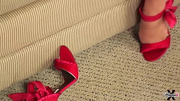 Maxine X, Ibu Asia Berpayudara Besar, Menggila Dengan Kaus Kaki Di Vagina Kamboja Miliknya!