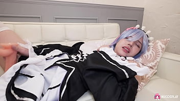 Miu Akino, Si Pembantu Asia, Menggesekkan Dildo Di Klitorisnya Sambil Mengerang Di Sofa.