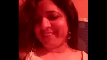 Gadis India Yang Menggoda Dengan Lekuk Tubuh Yang Memukau