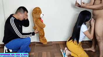 Novia Hot Goyang Pantat Dan Sodok Memeknya Di Depan Pacar Bodoh, Dientot Sama Teman Baik Si Cuckold Ntr