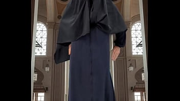 Menggoda Dalam Balutan Abaya Dan Hijab