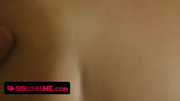 Kakak Tiri Nakal Rayu Adik Tiri Cantik Dengan Pijatan, Mengelus Tubuh Seksinya